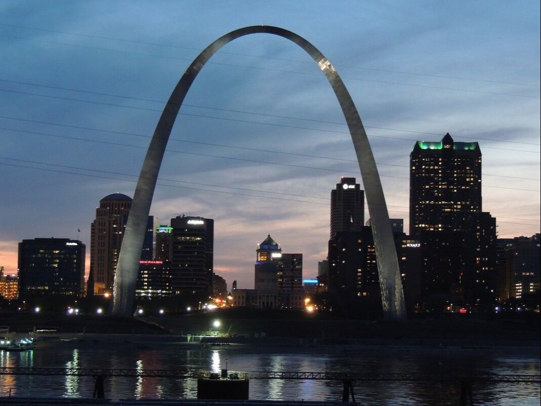 St Louis downtown skyline at dusk.